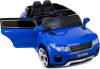 Kék elektromos sportautó távirányítóval