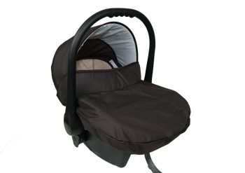 Mama Kiddies autós babahordozó barna színben ajándék lábzsákkal